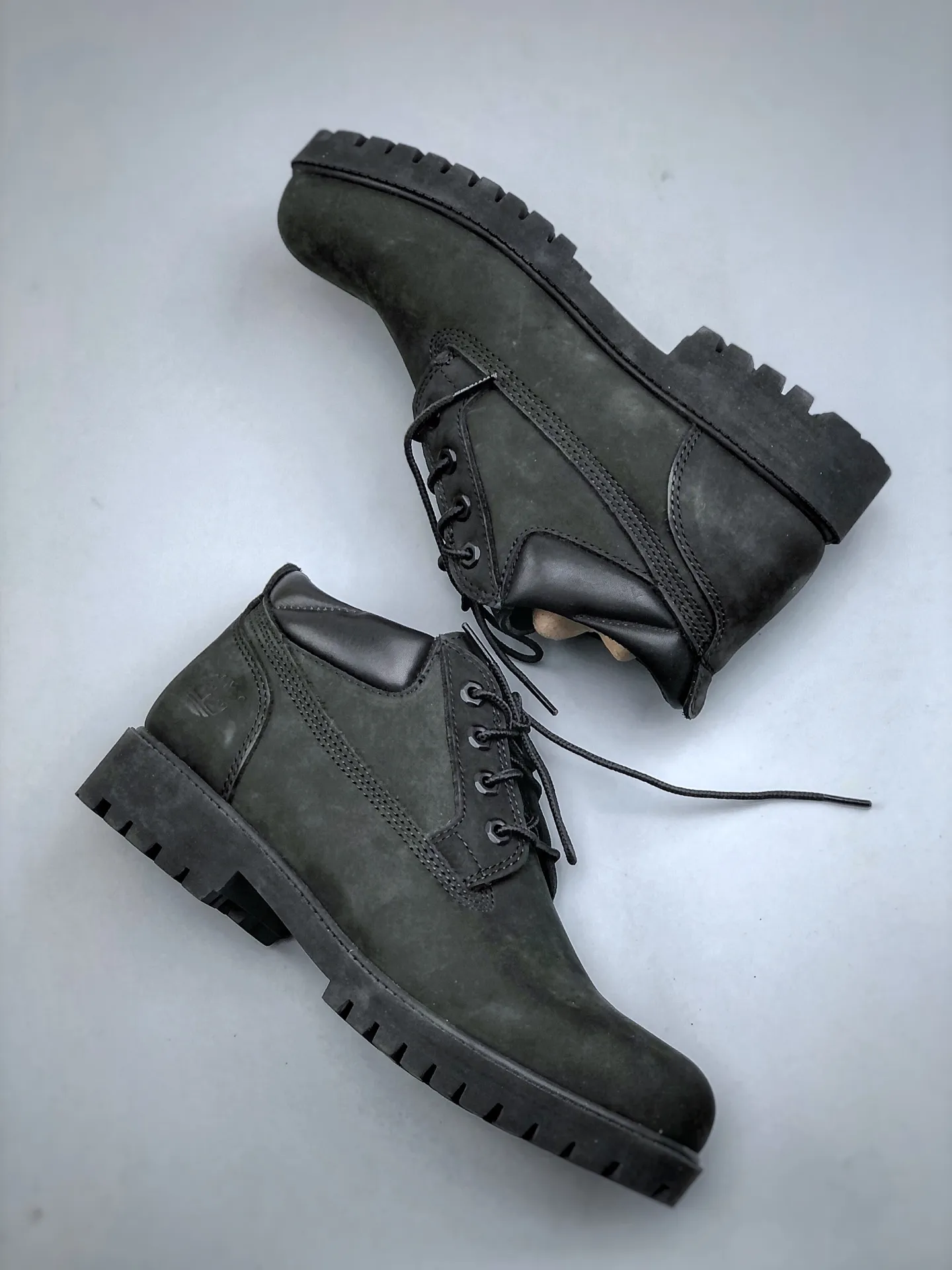 Local self-pickup💰700 supports store placement, pure and original top quality, one-to-one original development version, Timberland, not bad at kicking/black low-tops 73537 Produced by the original channel of Zhongshan Baoyuan, the top-notch technology is newly upgraded, it can be called a genuine copy machine, the original imported waterproof leather, the original anti-counterfeiting label, the purple light can scan, the computer sewing line, the four lines in parallel, the horizontal folding, the dynamic water-repellent, the top genuine consistent injection molding Craftsmanship: Rubber non-slip outsole resists cold and cracks. Authentic and consistent all-leather collar/lining/sole. Equipped with anti-fatigue shock-absorbing honeycomb insole. Extremely comfortable. Full set of original packaging accessories (comes with shoelaces, eraser, and counter bag) Size: 39.5 40 41 42 43 44 45 One size larger